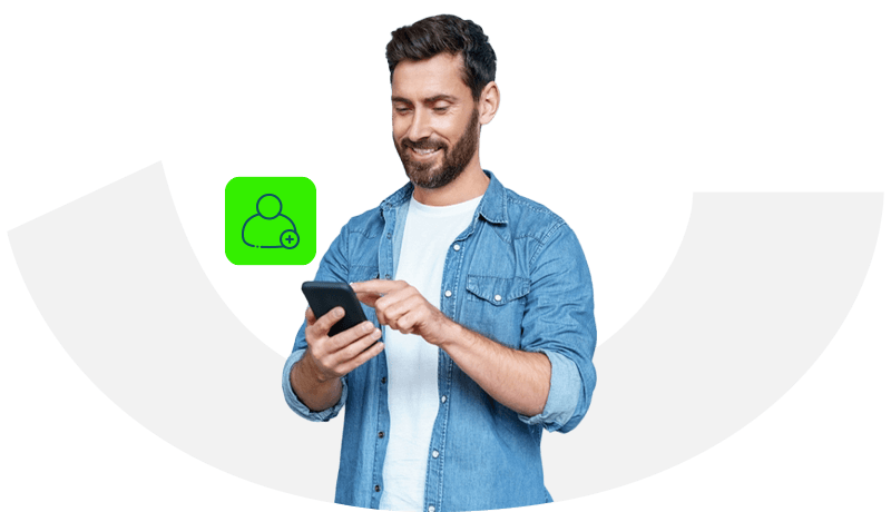 Hombre con celular añadiendo un contacto para hacer trasnferencias