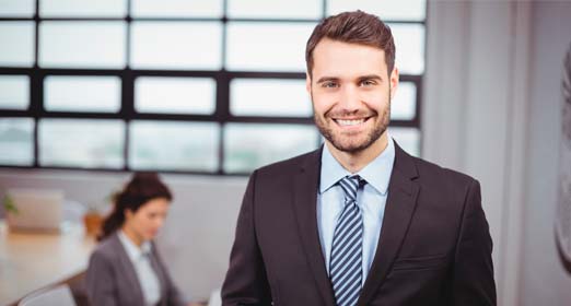Empresario joven sonriendo