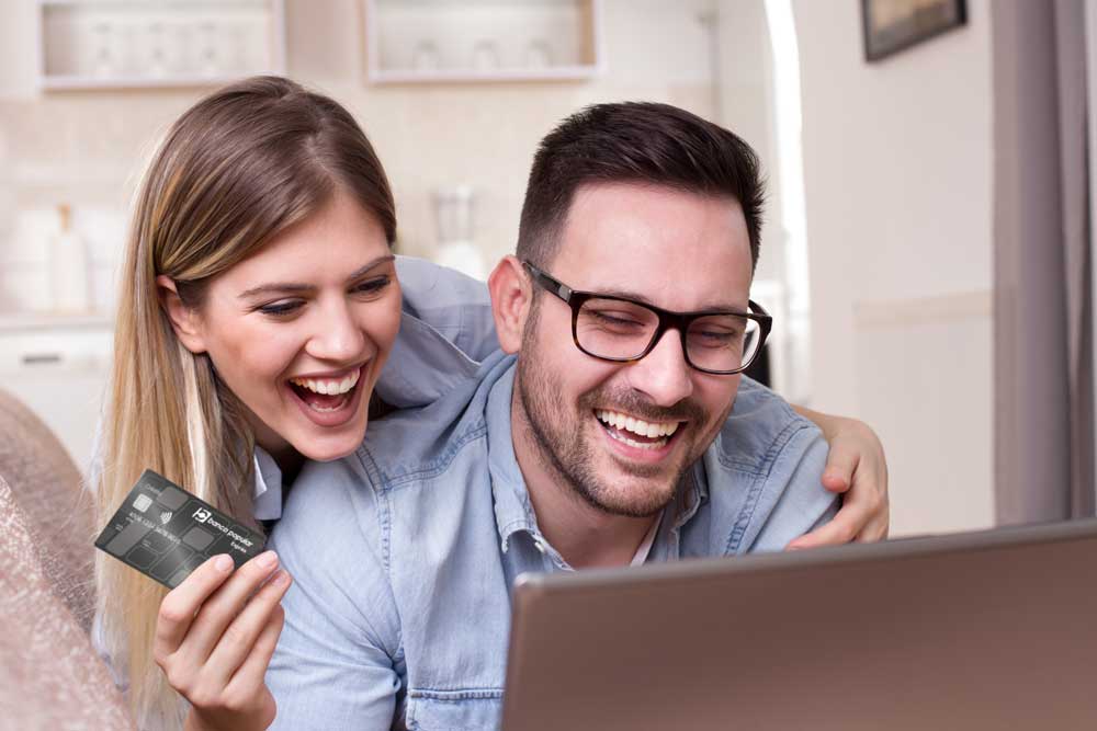 Pareja comprando con la Tarjeta de Crédito Exprés del Banco Popular