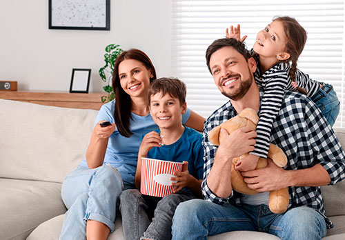 Imagen de una familia viendo series