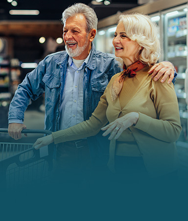 Hombre y mujer de la tercera edad haciendo mercado