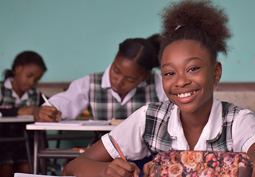 Imagen de niña afrocolombiana en el colegio