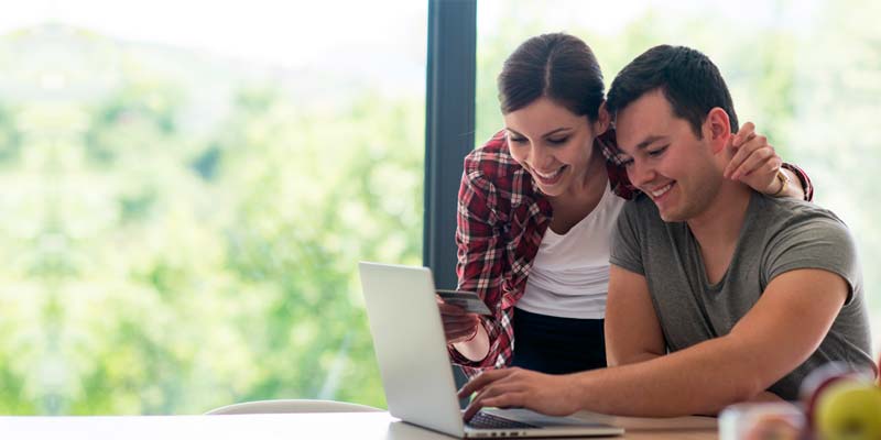 Una pareja realizando una compra online