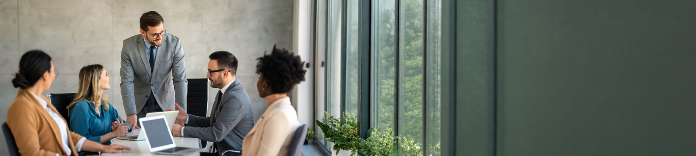 pareja de adultos mayores de 50 años felices en el parque