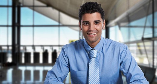 Hombre camisa azul y corbata gris ejecutivo de la fiduciaria