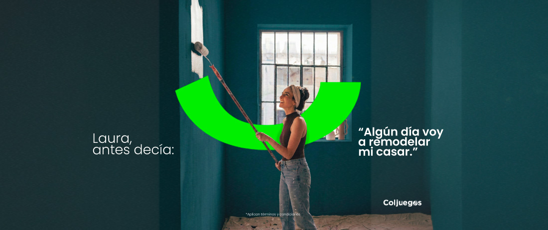 Mujer pintando una pared de color azul oscuro
