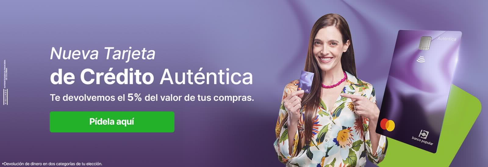 Mujer con tarjeta de crédito Auténtica en la mano