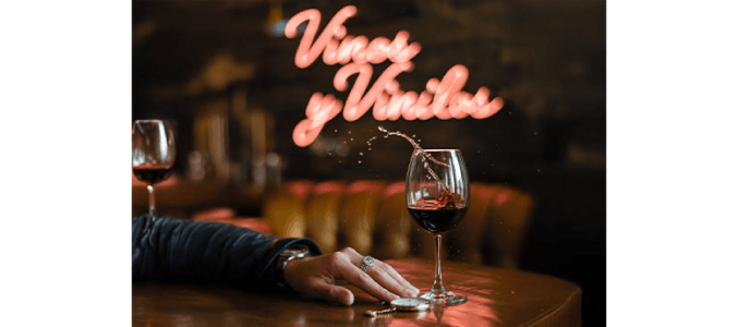 Hombre comiendo una rebanada de pizza
