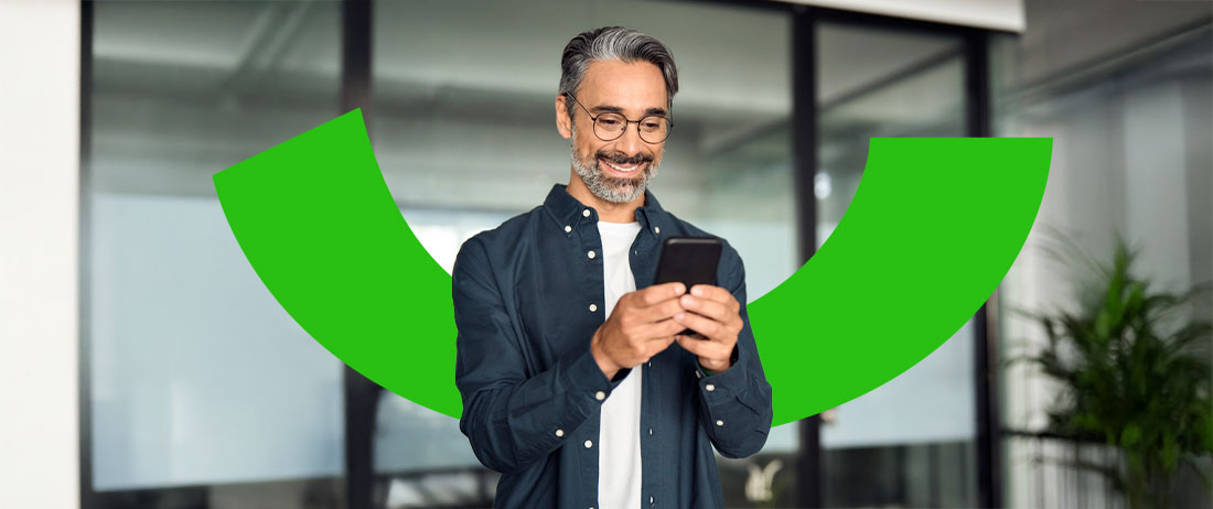 Hombre accediendo a banca movil en su celular