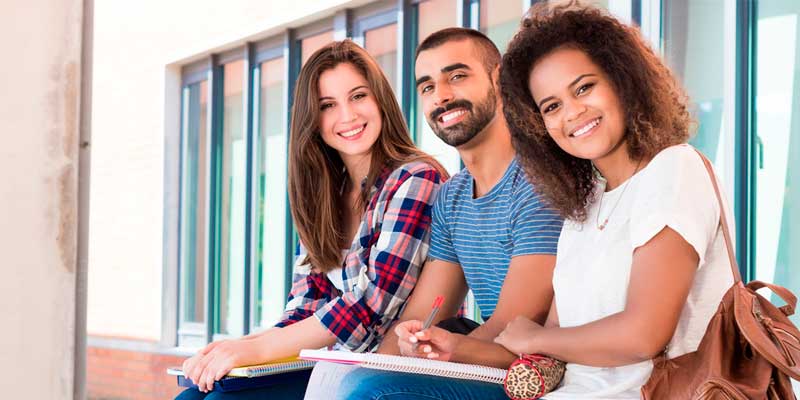 Jóvenes universitarios sonrientes