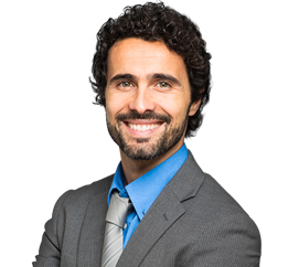 Un ejecutivo sonriendo