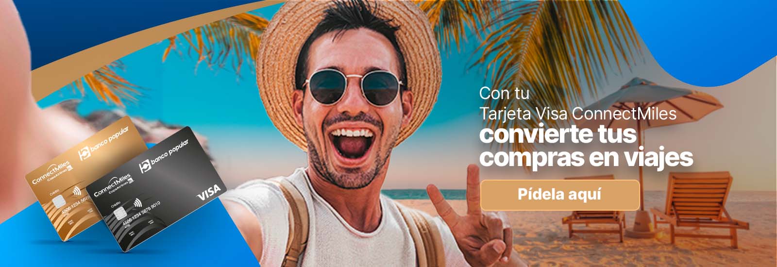 Pareja sentada en la playa con tarjetas de crédito Visa ConnectMiles