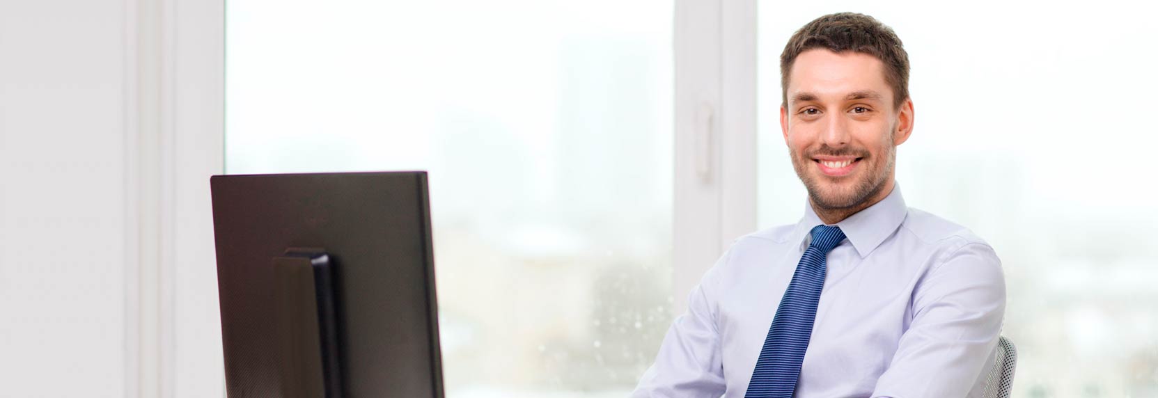Empresario joven sonriendo mientras esta trabajando