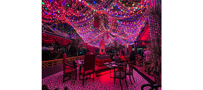 Hombre comiendo una rebanada de pizza