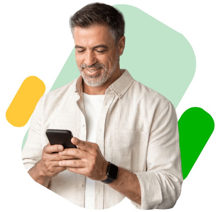 Hombre viendo revisando su telefono
