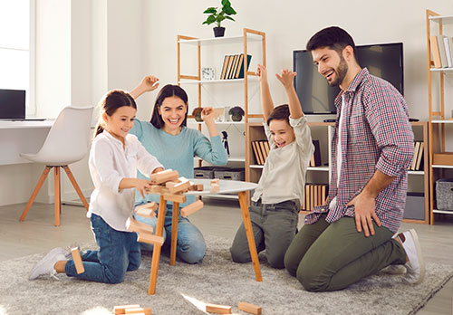 Imagen de una familia feliz jugando a un juego de mesa