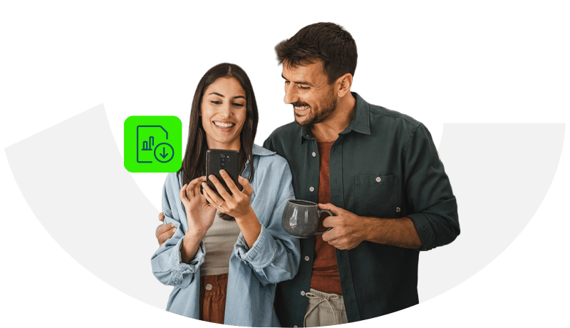 Pareja consultando extractos a travez de banca movil