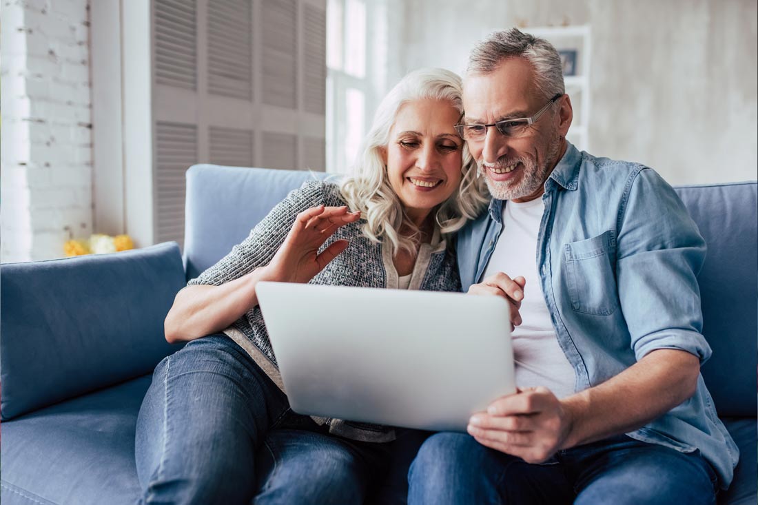 Pareja solicitando la Tarjeta Diamante del Banco Popular