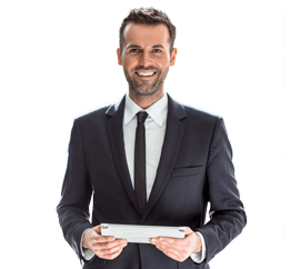 Empresario sonriente con documentos en la mano