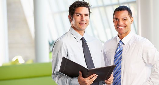 Dos hombres sonriendo utilizando el servicio de Fondo de Inversión Abierto Fiduliquidez