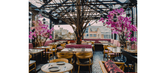 Hombre comiendo una rebanada de pizza