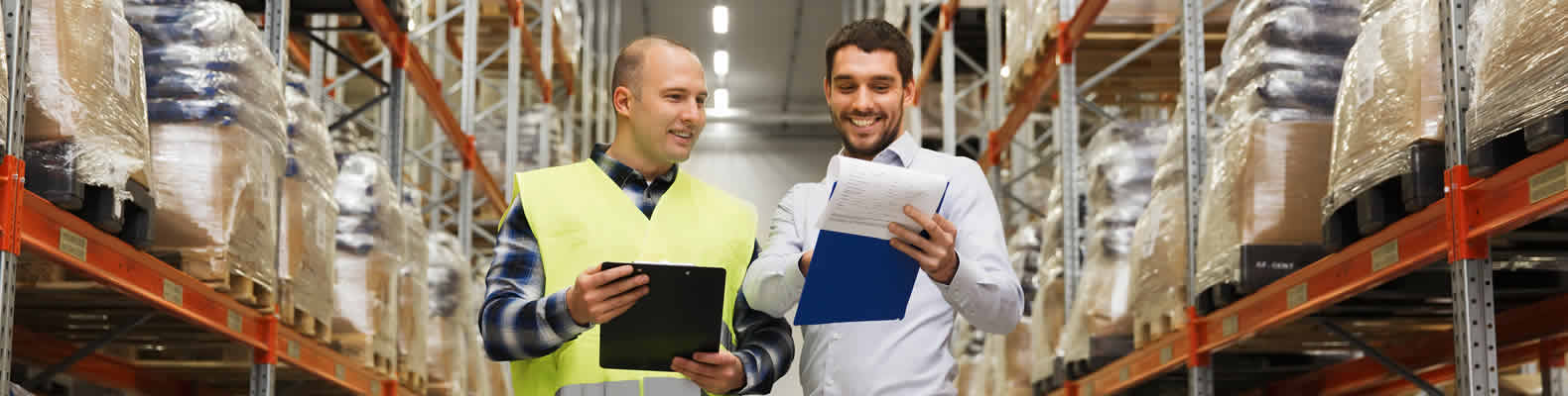 empleados de central de carga realizando un chequeo