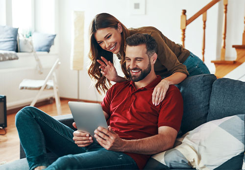 Imagen de pareja con celular