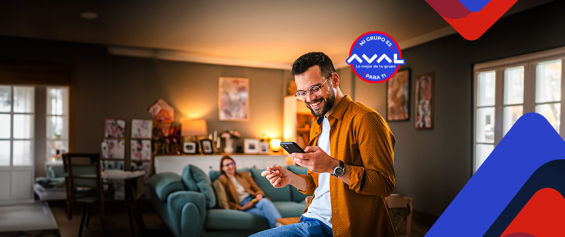 Hombre de mediana edad sonriendo al ver los beneficios AVAL en su dispositivo móvil