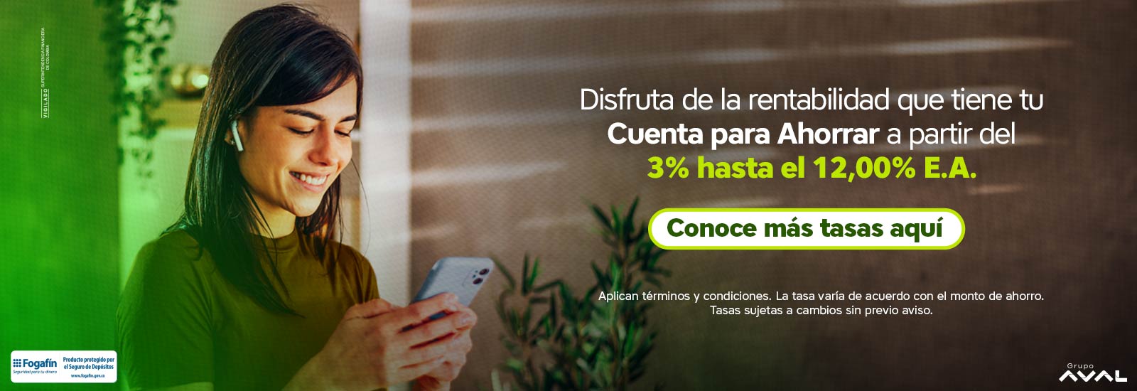 hombre sonriendo señalando hacia arriba con su dedo indice