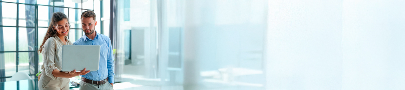 pareja de adultos mayores de 50 años felices en el parque