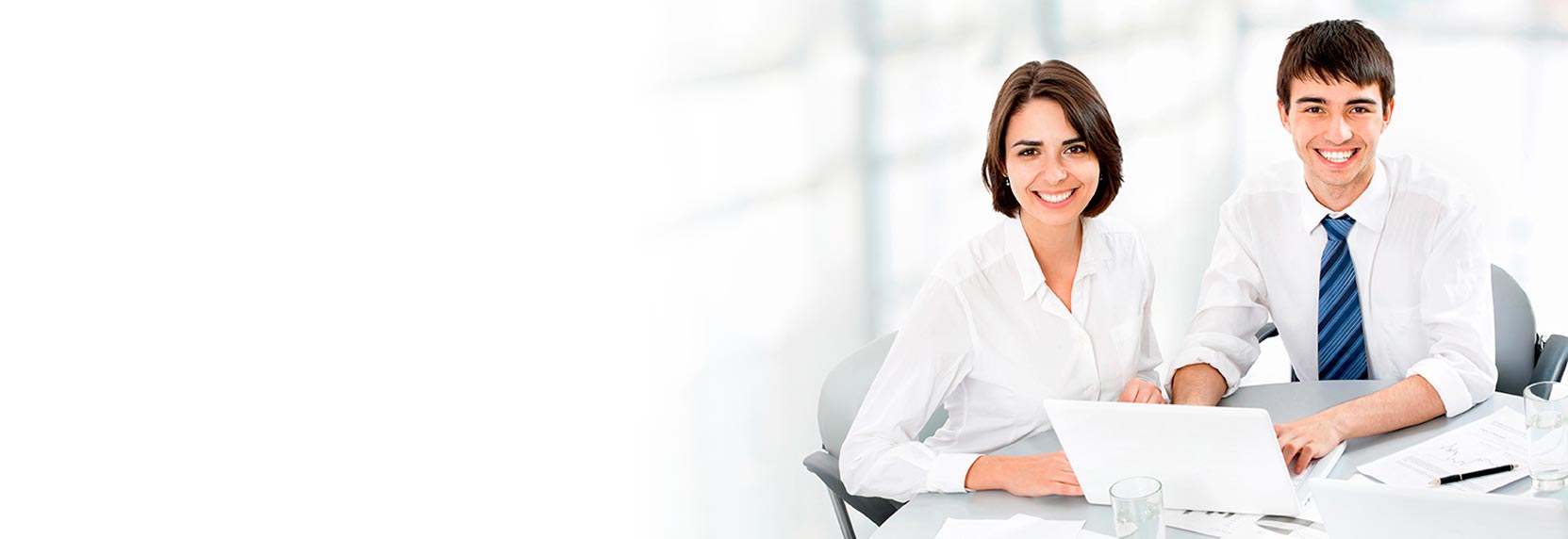 Hombre y mujer ejecutivos de oficina sonriendo mientras trabajan