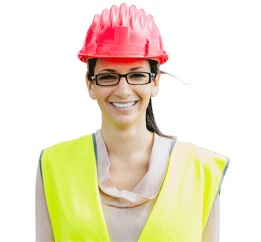 Una mujer sonriendo con un casco