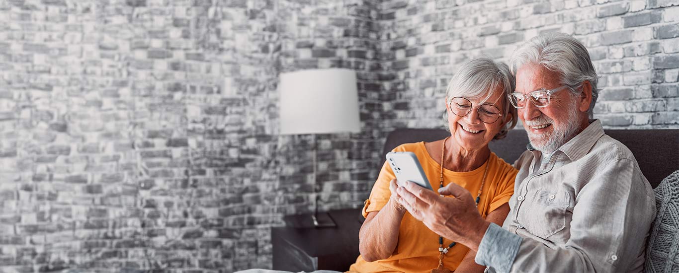 Mujer de la tercera edad viendo su celular