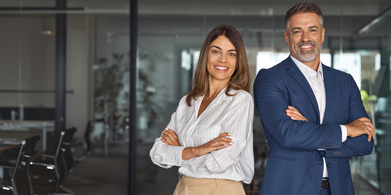 Un par de empresarios consultando los créditos de fomendo
