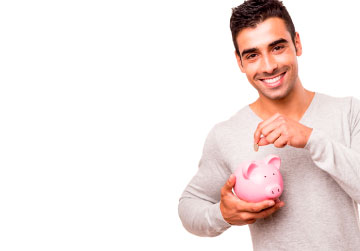 Hombre feliz abriendo su Cuenta de Ahorros desde la página del Banco Popular
