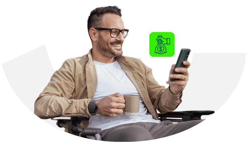 Hombre tranquilo tomando cafe mientras pagas sus servicios desde la banca móvil