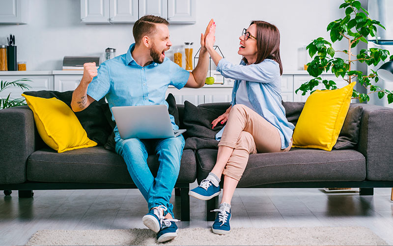 pareja de adultos mayores felices