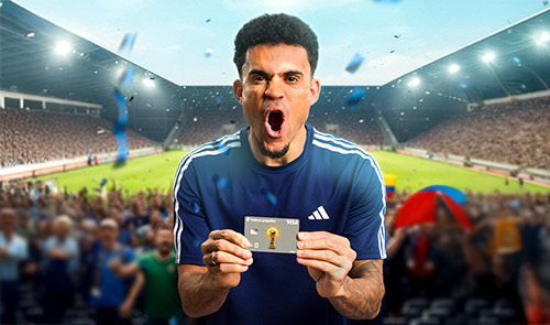 Pareja de personas mayores de 50 años paseando con bolsas de compras