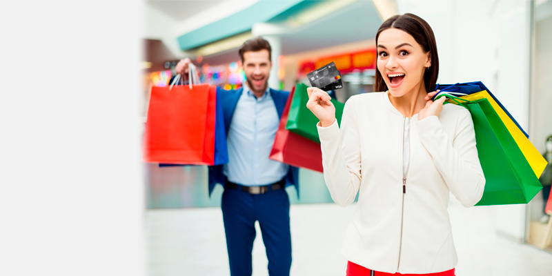 Una par de mujeres con sus compras en el Centro Comercial Galerias