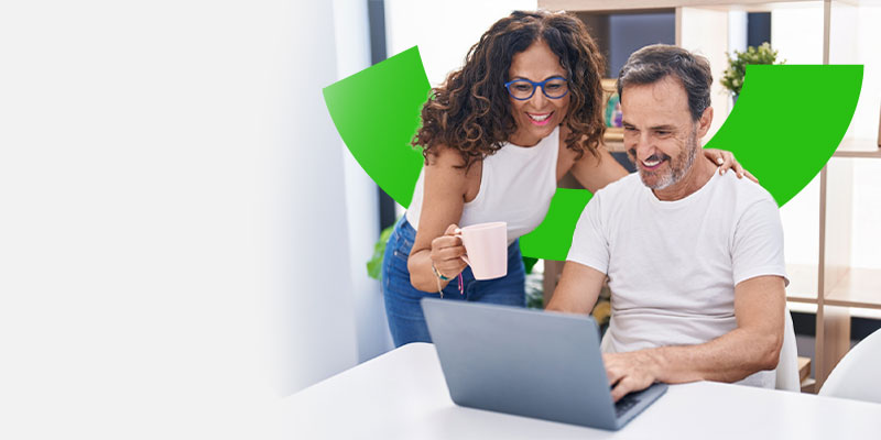 Un pareja está consultando las transacciones por canal del Banco Popular