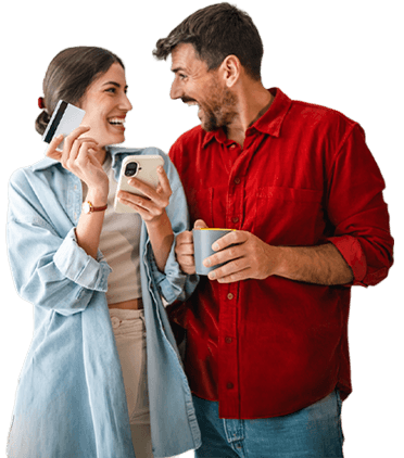 Hombre y mujer sonriendo con tarjeta de credito y celular
