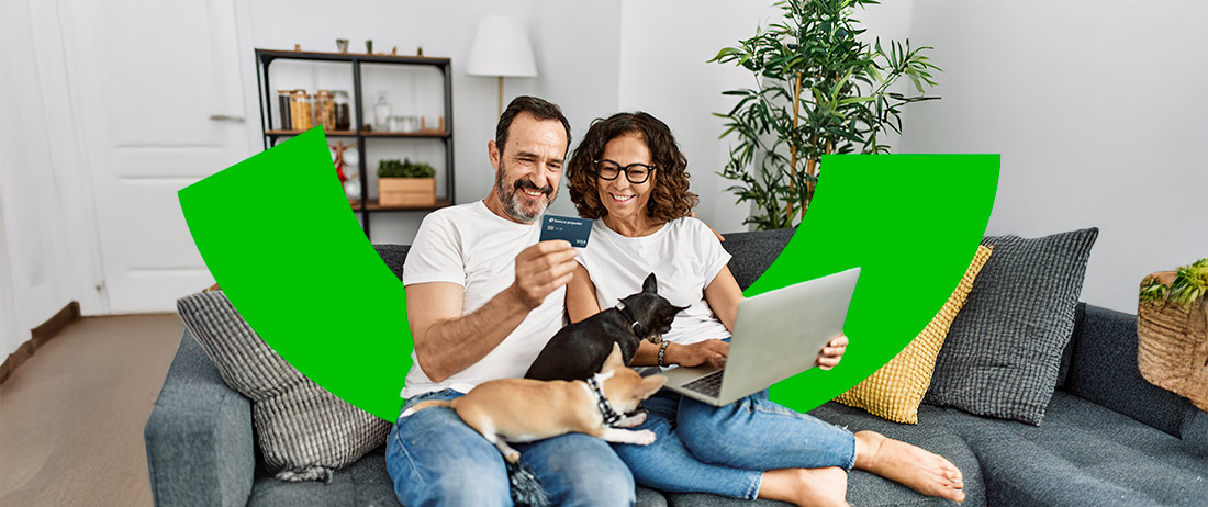 pareja feliz con su nueva tarjeta de crédito del Banco Popular