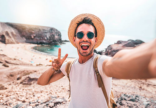Imagen de un joven alegre en la playa