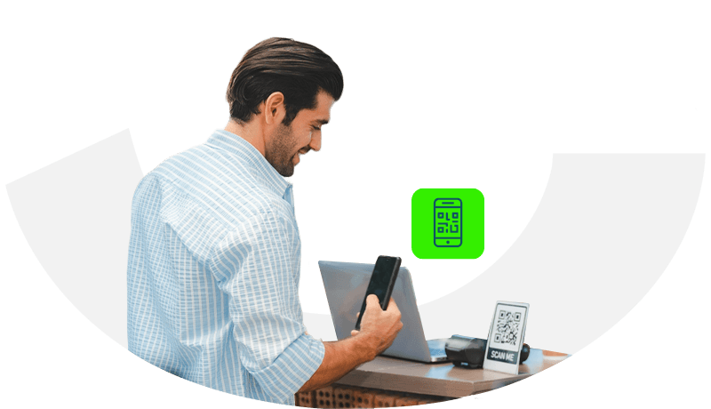 Hombre pagando con código QR