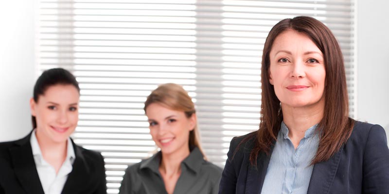 gripo de personas en traje formal que conforman un equipo de trabajo