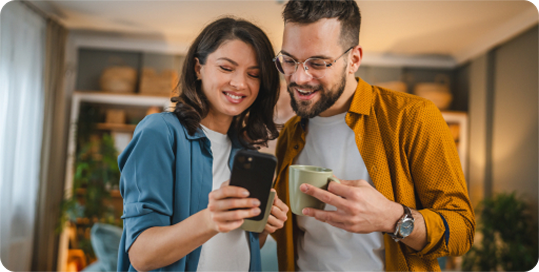 pareja revisando sus remesas en los dispositivos móviles