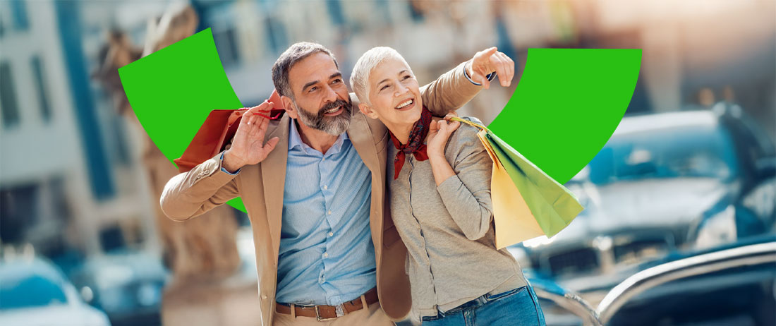 Pareja Sonriente viajando