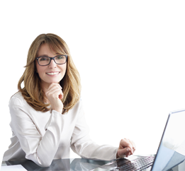Una ejecutiva sentada trabajando en su computador portátil
