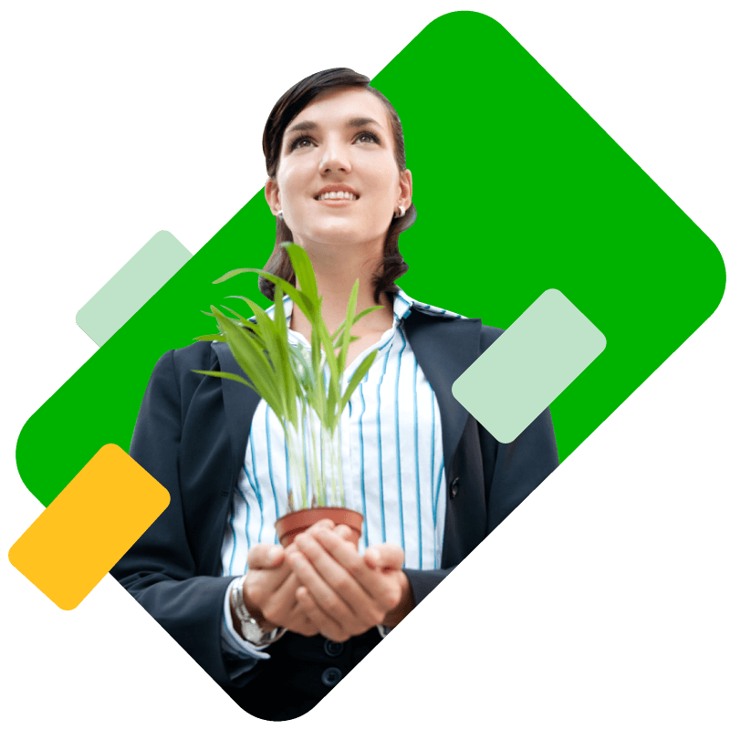 Mujer feliz sosteniendo planta