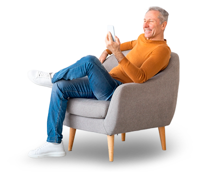 Hombre mayor sentado en una silla feliz con su celular